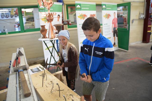 Lukas Frühauf und Isabelle Gorkowski betätigten sich im Lagerhaus Mostviertel-Mitte als Zimmerer. | Foto: Roland Mayr
