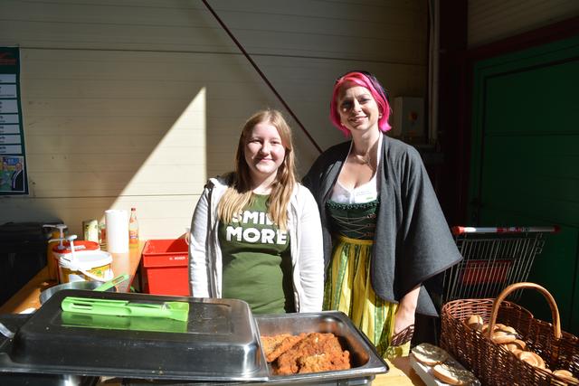 Kerstin Plank und Beate Kern kümmerten sich bei der Lehrlings-Challenge um die kulinarische Versorgung der Besucher. | Foto: Roland Mayr