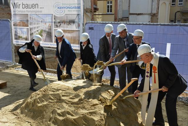 Es ist so weit: Der Umbau des Bildungszentrums Kenyongasse soll zu Schulbeginn 2021 fertig sein. | Foto: Felzmann/Geiser