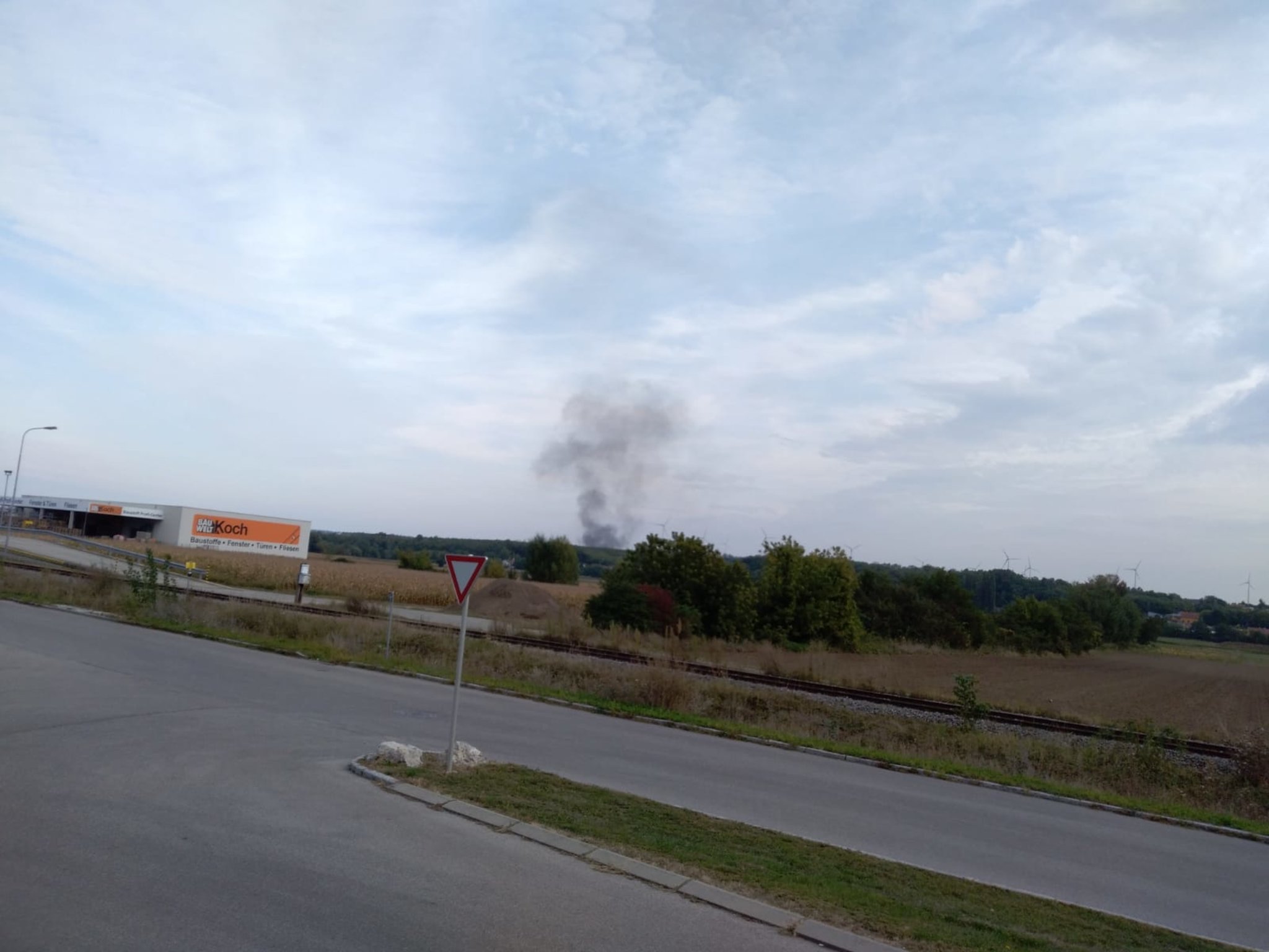 UPDATE Auto brennt zwischen Mistelbach und Ebendorf Mistelbach