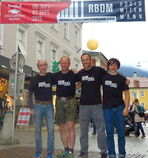 Karl Pechhacker (l.) mit seinen Teamkollegen beim Dolomitenmann in Lienz. | Foto: Team Ötscherbären