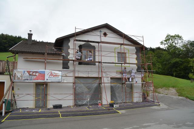 Meistermaler Andreas Lengauer wurde mit seinem Team in Gresten bei der Arbeit gefilmt. | Foto: Roland Mayr
