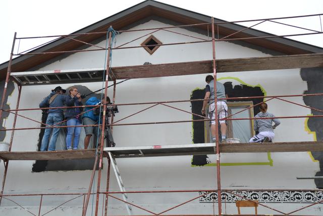 Meistermaler Andreas Lengauer wurde mit seinem Team in Gresten bei der Arbeit gefilmt. | Foto: Roland Mayr