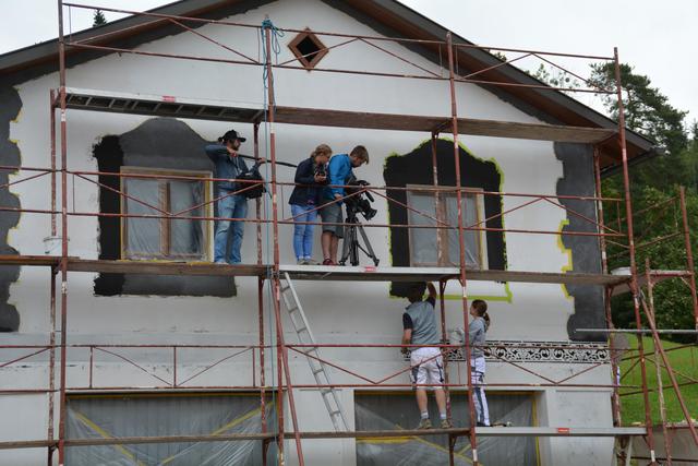 Meistermaler Andreas Lengauer wurde mit seinem Team in Gresten bei der Arbeit gefilmt. | Foto: Roland Mayr