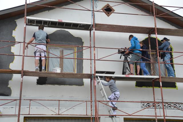 Meistermaler Andreas Lengauer wurde mit seinem Team in Gresten bei der Arbeit gefilmt. | Foto: Roland Mayr