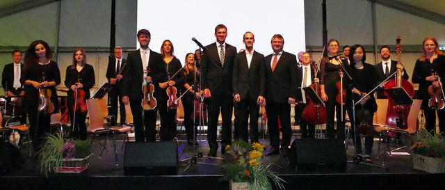 Festliche Eröffnung des Schwadorfer Kulturherbstes 2019: Jürgen Maschl, Svetlomir Zlatkov, Gustav Weber und das Orchester.