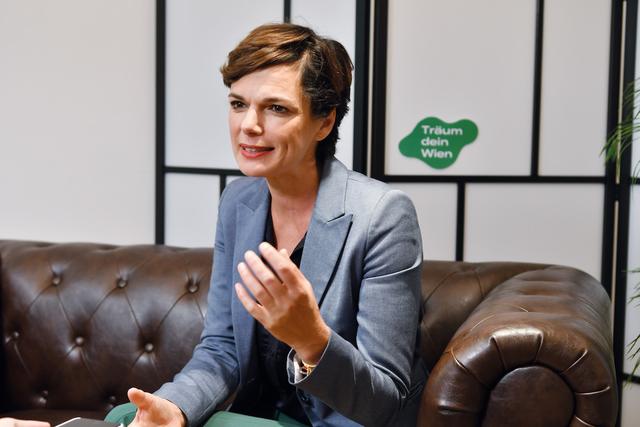 Die Spitzenkandidatin der SPÖ, Pamela Rendi-Wagner, am Traum-Sofa. | Foto: Markus Spitzauer
