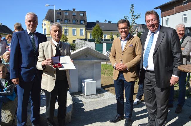 v. l. n. r.: Vizebürgermeister Dr. Norbert Mayer, Hubert Diplinger, Vizebürgermeister Ing. Klaus Mitterhauser und Bürgermeister Stockinger vor dem Hans-Sachs-Brunnen. Marktgemeinde Thalheim bei Wels | Foto: Marktgemeinde Thalheim, Michael Heiß