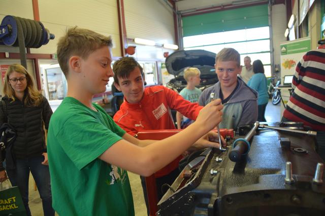 Samuel Schaufler, Christoph Handl und Lukas Fischer schraubten als "angehende Kfz-Techniker" einen Motorblock zusammen. | Foto: Roland Mayr