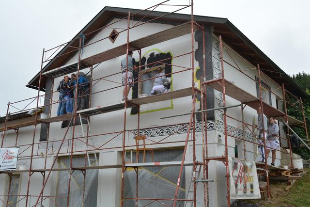 Meistermaler Andreas Lengauer wurde mit seinem Team in Gresten bei der Arbeit gefilmt. | Foto: Roland Mayr
