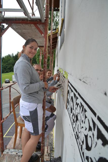 Meistermaler Andreas Lengauer wurde mit seinem Team in Gresten bei der Arbeit gefilmt. | Foto: Roland Mayr
