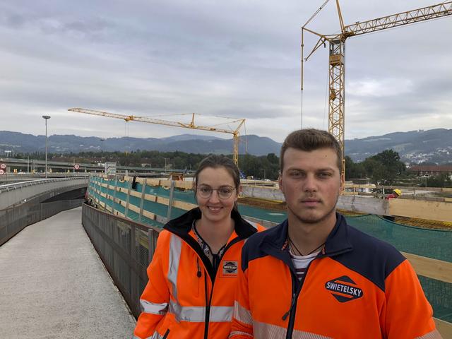 Nora Sonderegger (Swietelsky/ARGE A7 Voest-Brücke), beim Baustellenrundgang mit Zvonimir Kvasina.