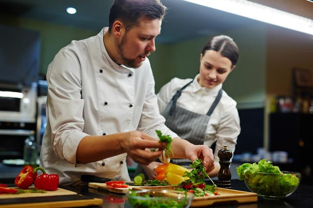 Die Gastronomie-Branche ist nach wie vor vom Fachkräftemangel betroffen. | Foto: Panthermedia/Pressmaster