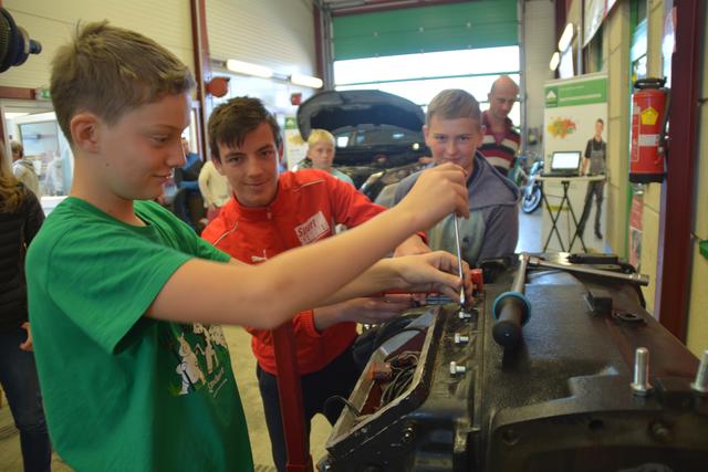 Samuel Schaufler, Christoph Handl und Lukas Fischer schraubten als "angehende Kfz-Techniker" einen Motorblock zusammen. | Foto: Roland Mayr