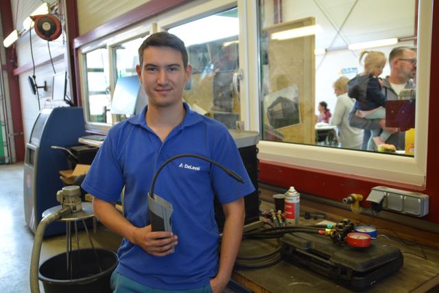 Der Kältetechnik-Lehrling Daniel Jagesberger klärte die Kinder im Lagerhaus über seinen Lehrberuf auf. | Foto: Roland Mayr