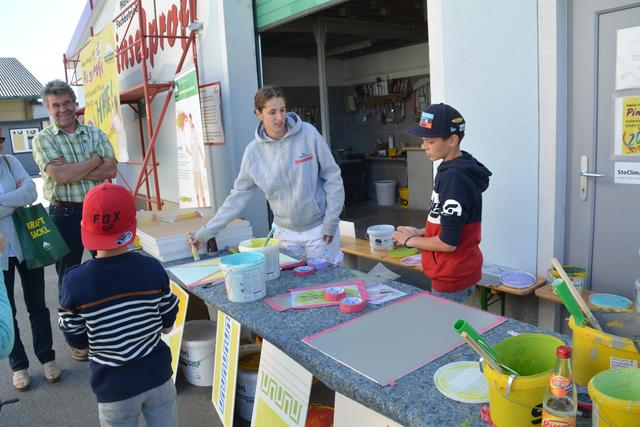 Madeleine Wollanka zeigte dem Nachwuchs, worauf es im Lehrberuf der Malerei genau geht. | Foto: Roland Mayr