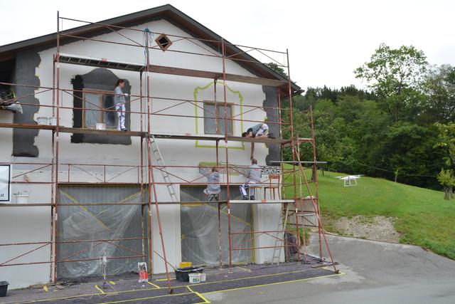 Meistermaler Andreas Lengauer wurde mit seinem Team in Gresten bei der Arbeit gefilmt. | Foto: Roland Mayr