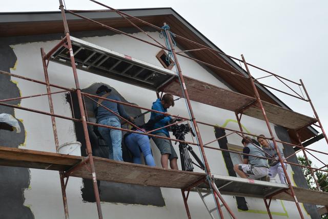 Meistermaler Andreas Lengauer wurde mit seinem Team in Gresten bei der Arbeit gefilmt. | Foto: Roland Mayr