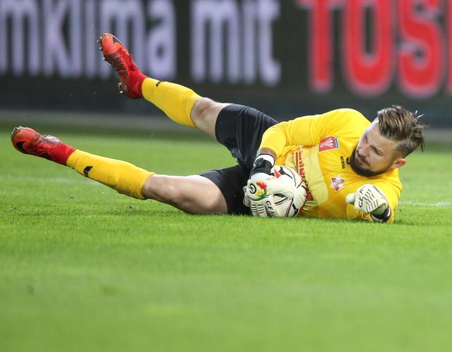 Fliegender Versicherungskaufmann: GAK-Tormann Patrick Haider arbeitet auch jetzt noch neben dem Fußball im Innendienst. | Foto: GEPA