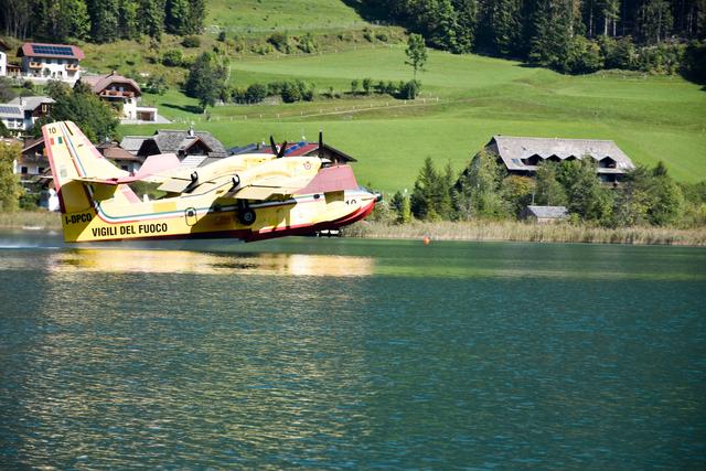 Das Löschflugzeug tankte am Weißensee je 6.000 Liter auf und flog dann ins Einsatzgebiet ins Rosental | Foto: KK/BFKdo Spittal