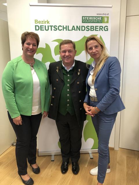 Bei der Eröffnung des Bezirksbüros der ÖVP am Hauptplatz von Deutschlandsberg: Bgm. Maria Skazel, Volksanwalt Werner Amon und NAbg. Juliane Bogner-Strauß | Foto: Veronik