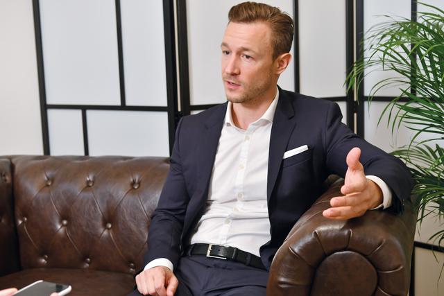 Der Wiener Spitzenkandidat der ÖVP, Gernot Blümel, auf dem Traum-Sofa.