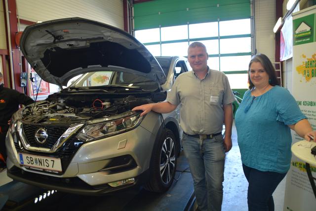 Der Werkstättenleiter des ATZ Steinakirchen, Alfred Leonhardsberger mit Marketingleiterin Susanne Gassner. | Foto: Roland Mayr