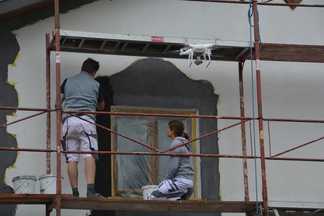 Meistermaler Andreas Lengauer wurde mit seinem Team in Gresten bei der Arbeit gefilmt. | Foto: Roland Mayr