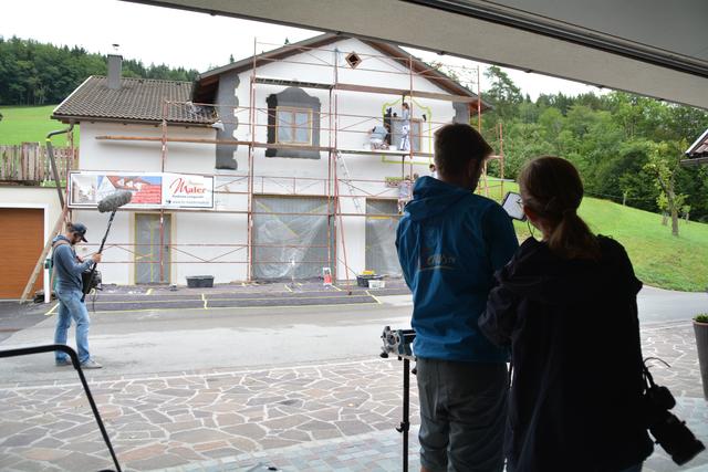 Meistermaler Andreas Lengauer wurde mit seinem Team in Gresten bei der Arbeit gefilmt. | Foto: Roland Mayr