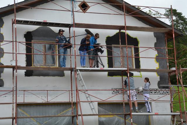 Meistermaler Andreas Lengauer wurde mit seinem Team in Gresten bei der Arbeit gefilmt. | Foto: Roland Mayr