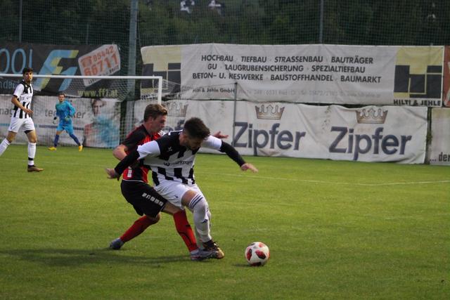 Heißes Derby: Die SPG Prutz/Serfaus (rotes Trikot) erkämpfte sich gegen den SV Landeck (weißes Trikot) den Sieg im Lokalderby. | Foto: Julia Erhart