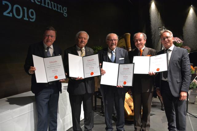 Im Kulturquartier in Kufstein wurden die Ehrenringe verliehen: Helmut Bodner, Hans Bodner, Georg Josef Riedel und Bgm Martin Krumschnabel (v.l.). | Foto: Stadtgemeinde Kufstein / Petter
