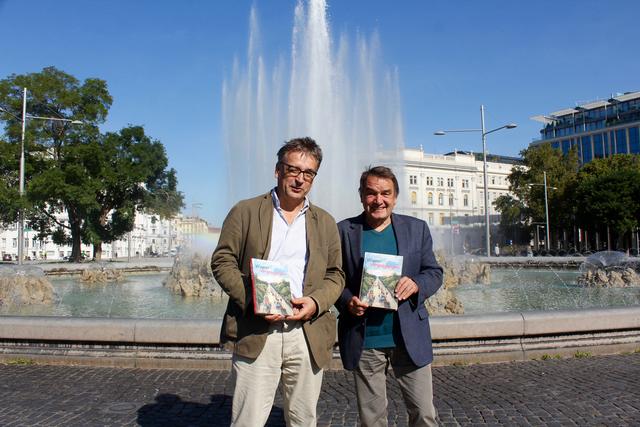 Die Autoren Thomas Hofmann (li.) und Beppo Beyerl vor dem Hochstrahlbrunnen, der sich schon seit 23. Juni 1906 am Abend in einen buntes Lichtspektakel verwandelt.