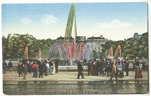 Der bunt illuminierte Leuchtbrunnen am Schwarzenbergplatz fasziniert seit mehr als 100 Jahren.