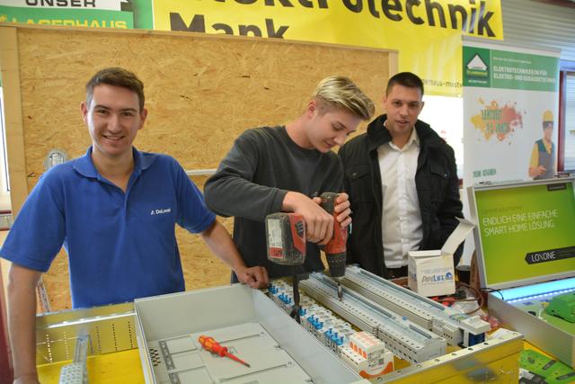 Die Lehrlinge Daniel Jagesberger mit Tobias Mayer und Manuel Schausberger. | Foto: Roland Mayr