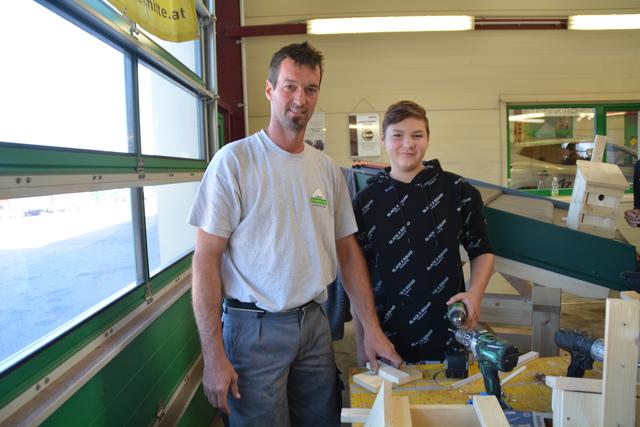 Markus Wieser weihte Lukas Leeb im Lagerhaus in die Geheimnisse der Zimmerei ein und bastelte mit ihm ein Vogelhaus. | Foto: Roland Mayr