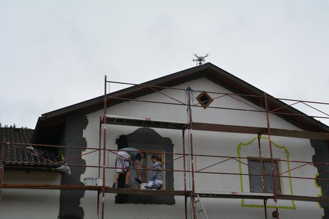 Meistermaler Andreas Lengauer wurde mit seinem Team in Gresten bei der Arbeit gefilmt. | Foto: Roland Mayr