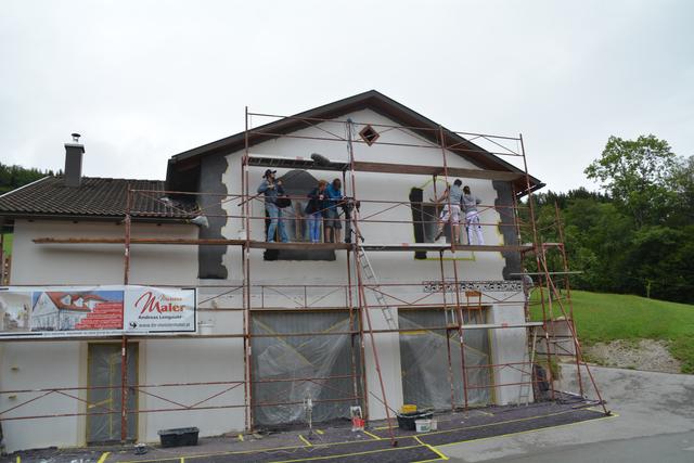 Meistermaler Andreas Lengauer wurde mit seinem Team in Gresten bei der Arbeit gefilmt. | Foto: Roland Mayr
