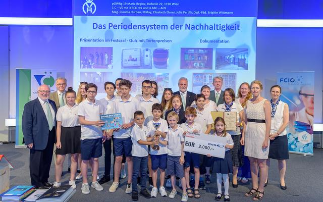Die Schule Maria Regina bei der Auszeichnung durch die Wirtschaftskammer.