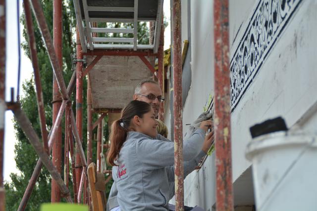 Meistermaler Andreas Lengauer wurde mit seinem Team in Gresten bei der Arbeit gefilmt. | Foto: Roland Mayr