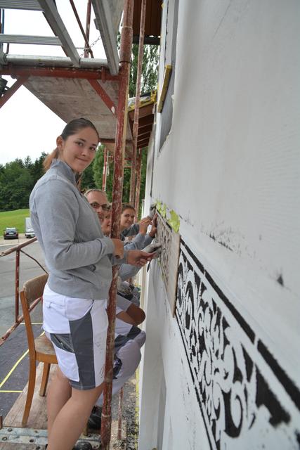 Meistermaler Andreas Lengauer wurde mit seinem Team in Gresten bei der Arbeit gefilmt. | Foto: Roland Mayr