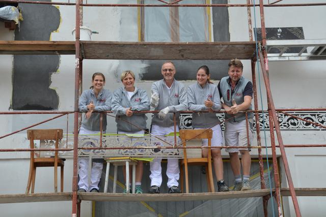 Meistermaler Andreas Lengauer (r.) wurde mit seinem Team in Gresten bei der Arbeit gefilmt. | Foto: Roland Mayr