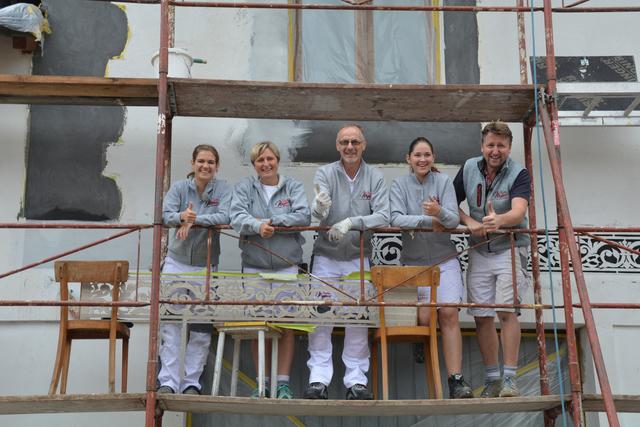Meistermaler Andreas Lengauer (r.) wurde mit seinem Team in Gresten bei der Arbeit gefilmt. | Foto: Roland Mayr