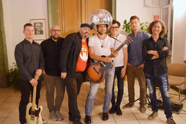 Mario Machatschek und Joe Pinkl mit Organisator Günter Schütter und Hauptprotagonisten Gerald Votava, Manuel Rubey, Fritz Jergitsch und Christian de Lellis.