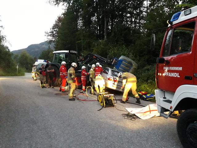 Übungskollision eines Auto und eines Traktors | Foto: FF-Pfandl