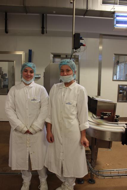 Die Lebensmitteltechnikerinnen: Nadine (r.) achtet darauf, dass bei der Produktion von Lebensmitteln nichts schiefgeht.