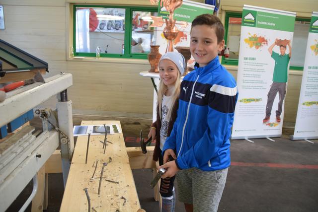 Lukas Frühauf und Isabelle Gorkowski betätigten sich im Lagerhaus Mostviertel-Mitte als Zimmerer. | Foto: Roland Mayr