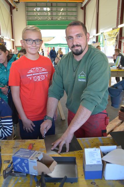 Raphael Gorkowski lernte einiges von Klaus Zwick bei der Lehrlings-Challenge im Lagerhaus in Purgstall. | Foto: Roland Mayr