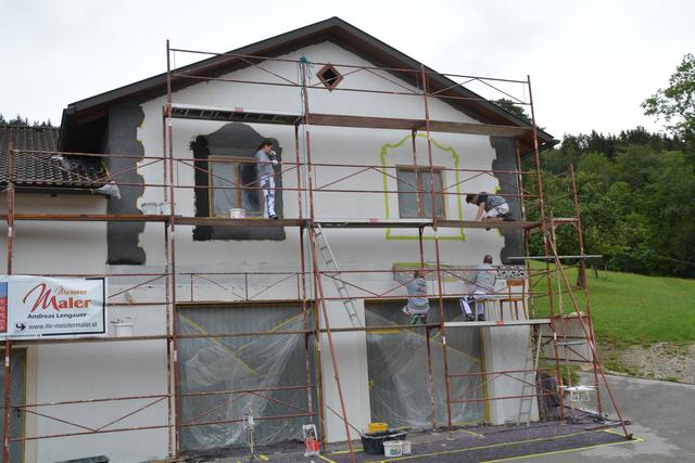 Meistermaler Andreas Lengauer wurde mit seinem Team in Gresten bei der Arbeit gefilmt. | Foto: Roland Mayr