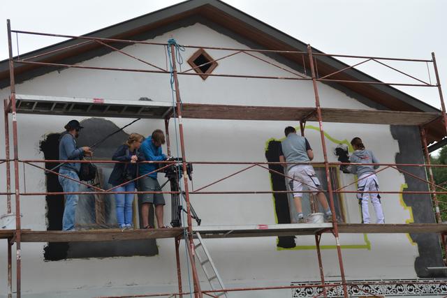 Meistermaler Andreas Lengauer wurde mit seinem Team in Gresten bei der Arbeit gefilmt. | Foto: Roland Mayr
